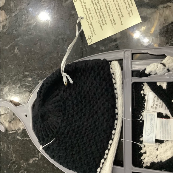 Adorable Newborn photo outfit, Crochet Hat & Slippers Nwt. Soccer themed - Picture 6 of 7